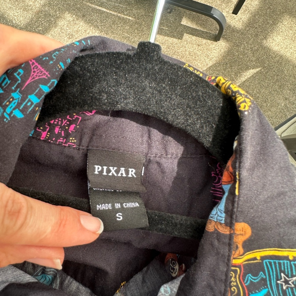 Black Disney Pixar Short-Sleeve Casual Button-Down Shirt Coco Print - Picture 4 of 4